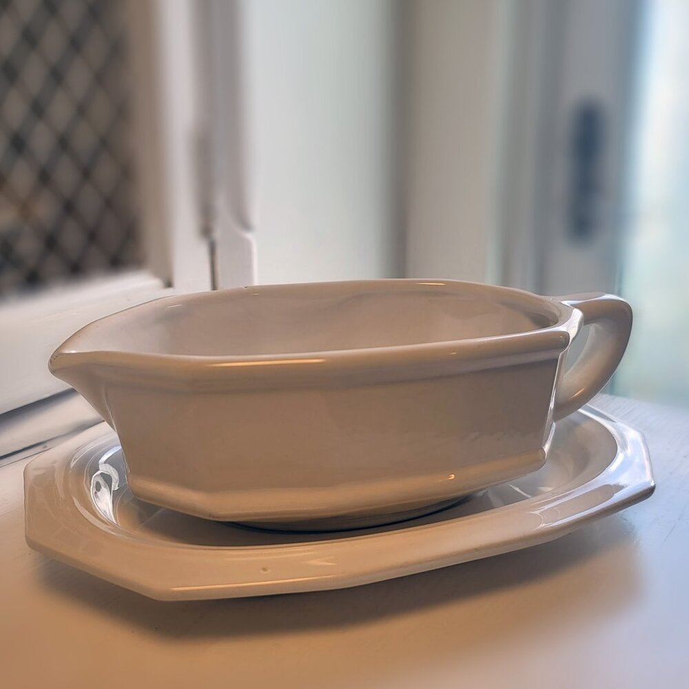 Vintage Pfaltzgraff Heritage White Gravy Boat with Underplate